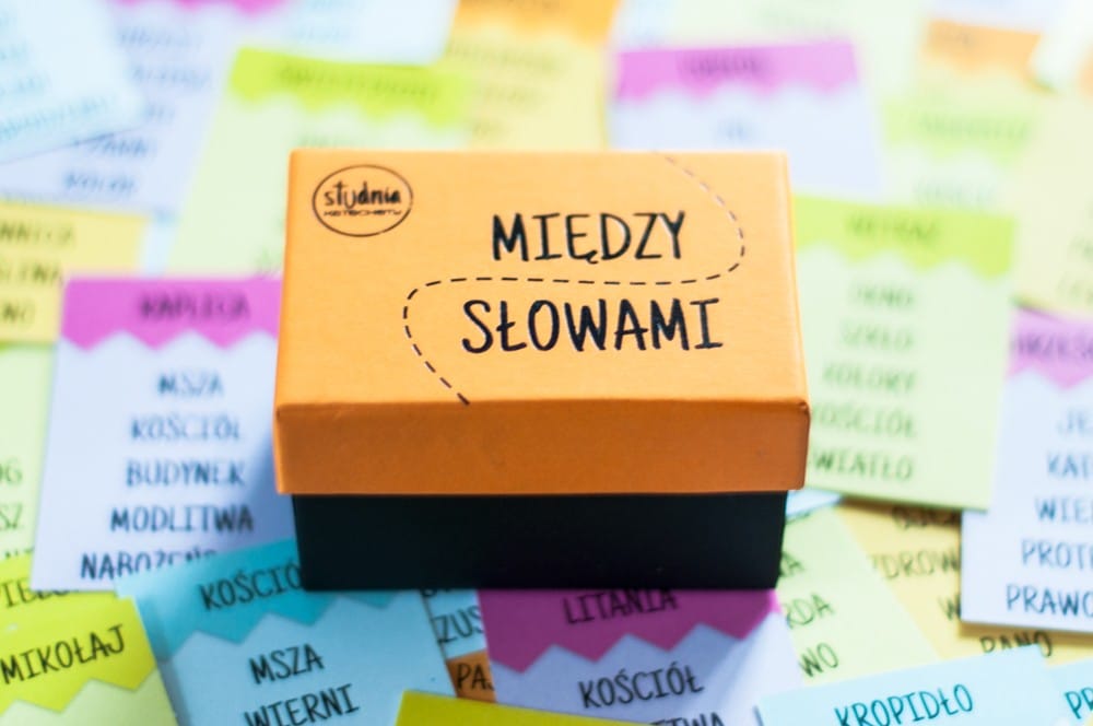 Gra karciana „Między słowami” – religijne tabu na lekcje religii i rodzinne spotkania.