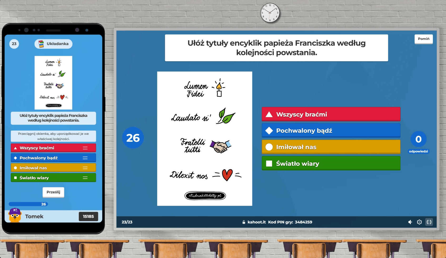 Telefon z uruchomionym quizem Kahoot o tematyce religijnej